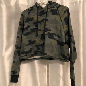 Camo cropped sweatshirt